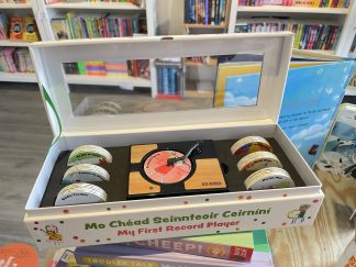 Mo Chéad Seinnteoir Ceirníní (My First Record Player)